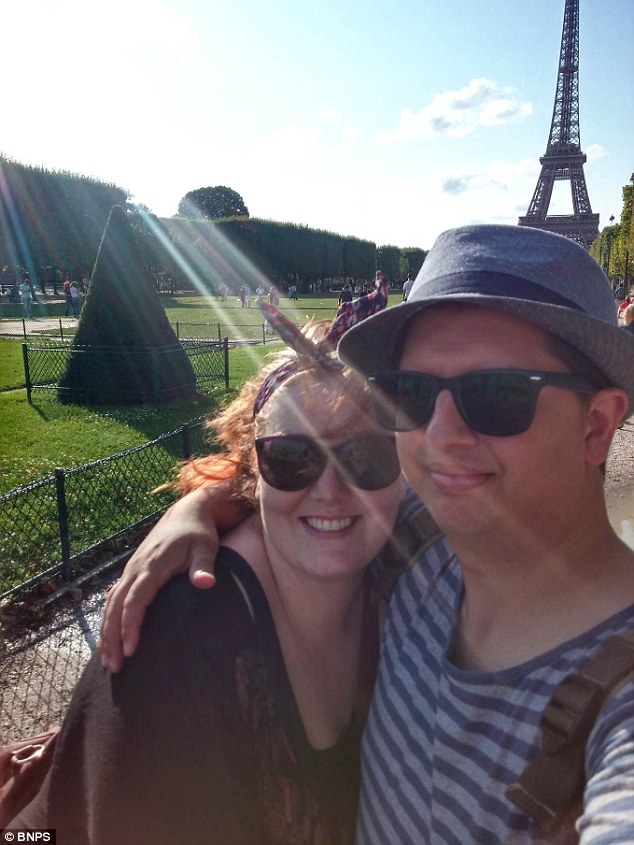 英国情侣拍法国巴黎艾菲尔铁塔顶部竟出现巨大“骷髅”