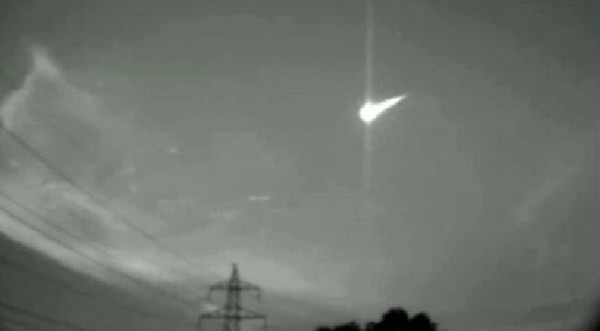 西班牙清晨一颗“亮度超过满月”的火流星划过天际