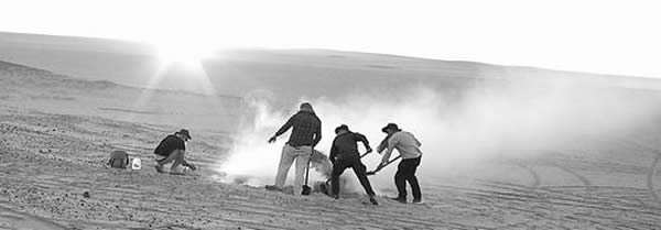 考古学家在鲁卡哈利沙漠古老Mundafan湖泊附近进行挖掘