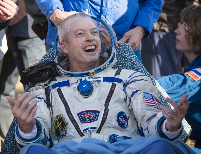 当地时间9月11日,搭载着国际空间站三名宇航员的“联盟TMA-12M”载人飞船在哈萨克斯坦杰兹卡兹甘附近的一个偏远地区降落,图为美国宇航员斯蒂芬·斯旺森。