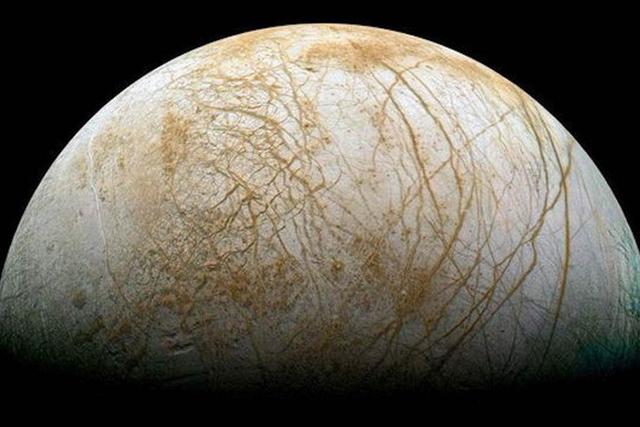 木卫二表面分布着厚厚的冰层,我们可以看到冰层上出现了许多道裂缝