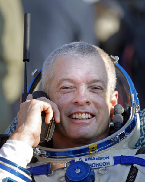 太空人值勤5.5个月后重返地球,点名最想要「手机」以便跟家人联络。