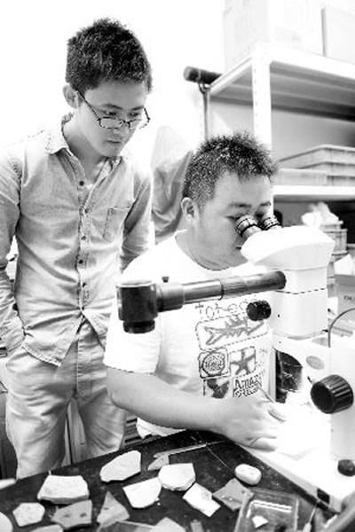 黄迪颖和蔡晨阳在修复化石