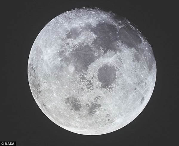 月球是地球唯一的天然卫星,它会对地球的运行产生轻微的影响。如果有外星人从远处观察地球,它就能通过这种轻微的变化推断出月球的存在。当我们观测其他系外行星时,也应当