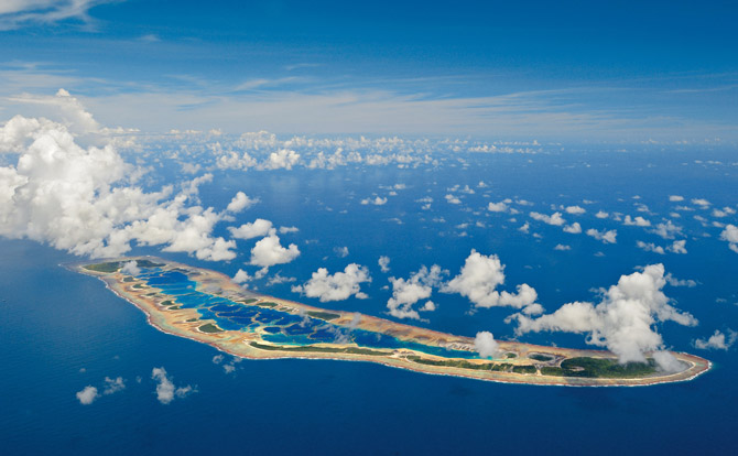 在国家地理学会「原始海洋计划」的推波助澜之下，太平洋偏远角落的一片海底天堂，包括照片中的​​加罗林岛周围海域，即将受到保护。