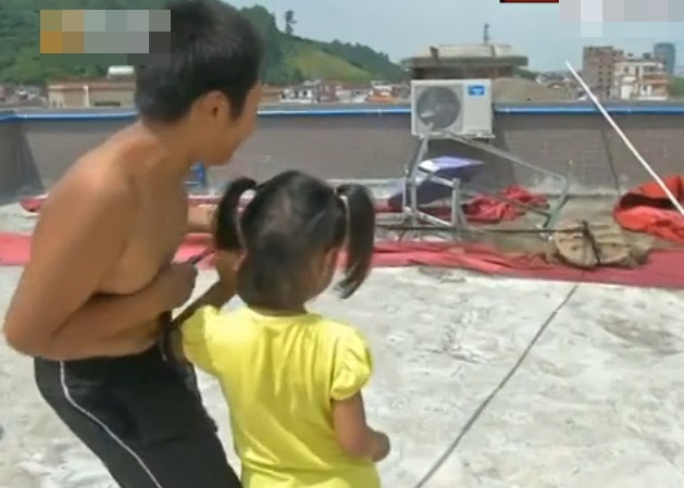 ���ݵ��㰮���������ں��е���һֻ��Լ50��ľ޴�����