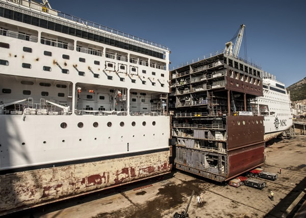 工人先把邮轮一分为二,其后在中间空隙部分加插一截新的船舱。