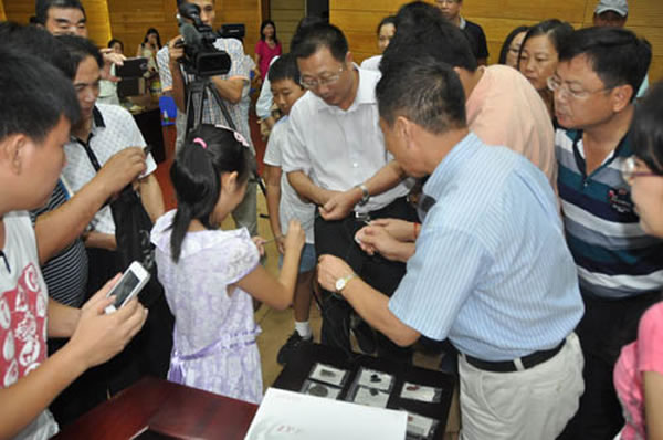 现场听众做切割实验