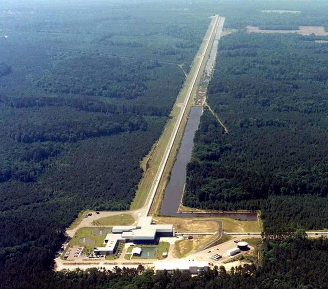 路易斯安那州和华盛顿州各有一处引力波天文台,长长的结构是干涉测量臂,可发现数亿光年外的黑洞合并