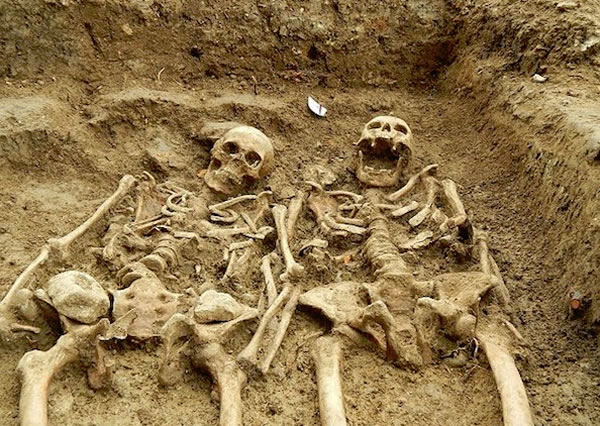 英国南部莱斯特郡一间教堂发现一对14世纪的情侣骷髅