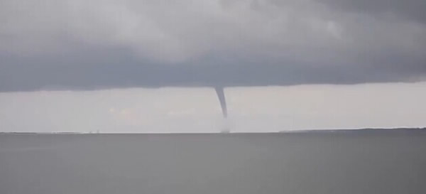 美国佛罗里达州纳瓦拉海滩接连出现2股水龙卷