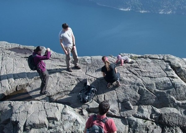 挪威著名悬崖布道石(Pulpit Rock)婴儿危险爬行