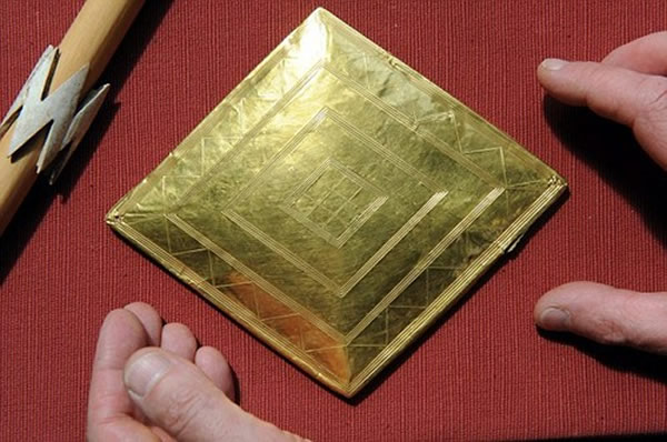 工艺品中还有一块金色菱形体