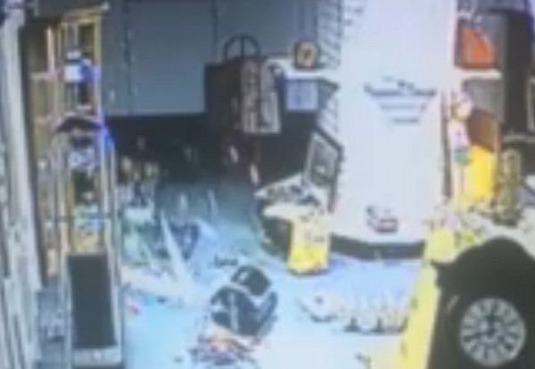 英国拍卖公司监视器拍下灵异事件:玻璃柜门自己爆裂