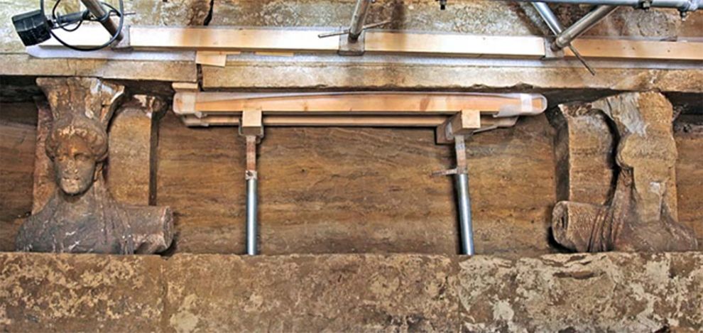 曾有两尊女性雕像(人称「女像柱」)伸开双臂守护着陵寝的入口。照片来源:Culture Ministry via AP