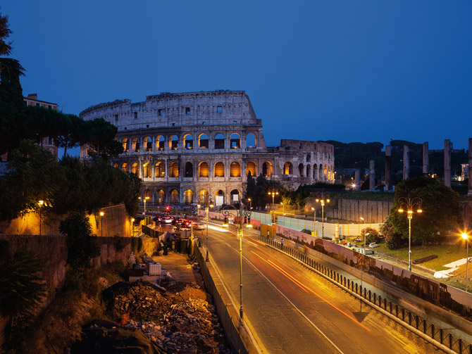 尼禄的遗产大多被后来的继任者掩埋了。他的皇宫遗址位于俄比安丘(图左)底下,不开放参观。反之,圆形竞技场每天都有超过1万名访客。