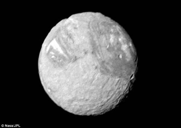 这是用旅行者2号探测器拍摄的米兰达高分辨率卫星照拼接而成的图像。米兰达是天王星卫星，被称为弗兰肯斯坦卫星。把一张米兰达的宽角度照片和8张米兰达窄角度照片合成，得