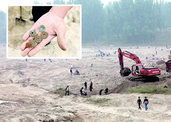 过百村民在河道挖宝,寻获不少铜钱