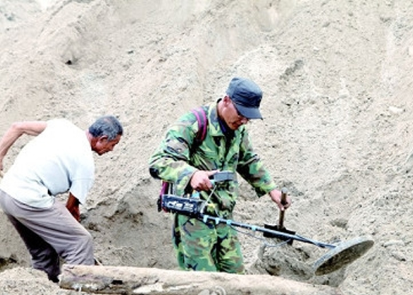 有村民更带备金属探测器侦测宝物