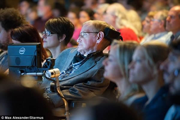 道金斯在特纳利夫岛举行的斯塔尔慕斯节上发表这些言论。它的特色是来自科学、文化、艺术和音乐等领域的宇航员、诺贝尔奖获得者和杰出人物各自发表精彩演讲。今年的贵宾包括