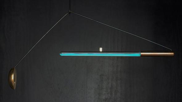 当灯管轻轻晃动时,水中的细菌就会与氧气混合并氧化,从而发出光线。