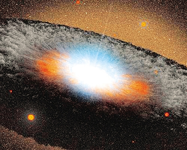 这幅由艺术家绘制的图像描绘了一个位于星系中心的超大质量黑洞。图中蓝色区域是物质进入黑洞时所产生的辐射。围绕黑洞的灰色结构被称为环面,由气体和尘埃组成。