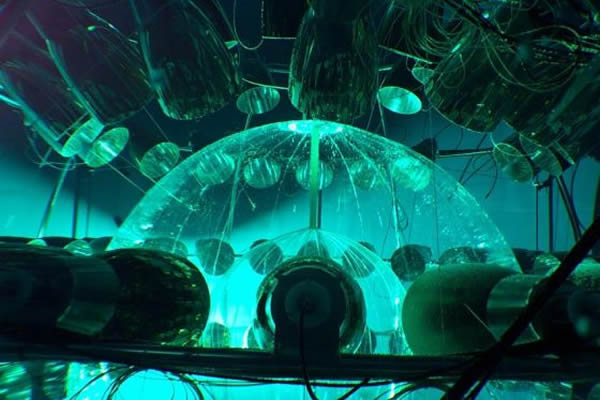 Borexino��ʩԭ�ͣ�����������ʩ��CTF������չʾ����4��Բ����˸��Ŀ�꣬����һ�����������ڣ�0.5���׺�ֱ��2�ף�����Χ���Ƴ���ˮ�Լ�100����籶��