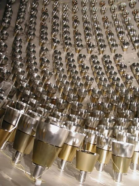 Borexino��ʩԭ�ͣ�����������ʩ��CTF������չʾ����4��Բ����˸��Ŀ�꣬����һ�����������ڣ�0.5���׺�ֱ��2�ף�����Χ���Ƴ���ˮ�Լ�100����籶��