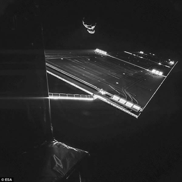 图像中右上方即为彗星。随着彗星逐渐向太阳靠近,其地表活动将会进一步增强。其地表仍然残留的水冰将会逐渐溶解,包围彗星体形成气体层。因此工程师们才在这样的情况发生之