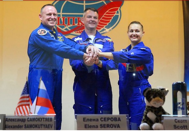 俄国女宇航员塞萝娃(右)成为首位造访国际空间站的女性宇航员