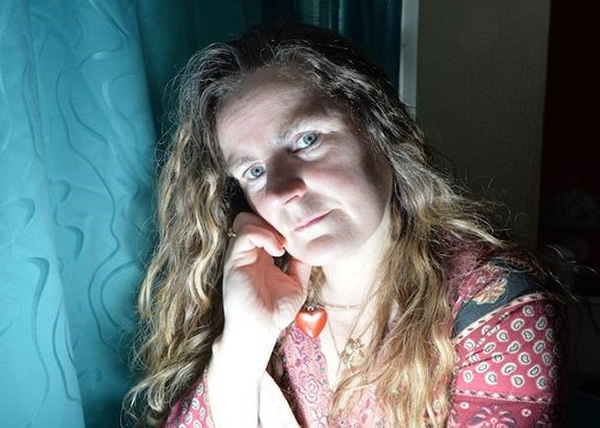 梅菲(图)指,自19年前搬入大宅以来,不时遇上灵异事件。