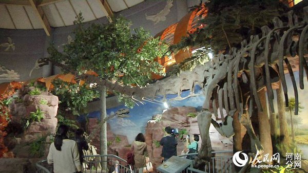 巨型汝阳龙成为世界上复原装架的最大的恐龙