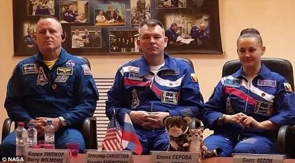 谢罗娃(右)与此次一同前往国际空间站的另外两名宇航员