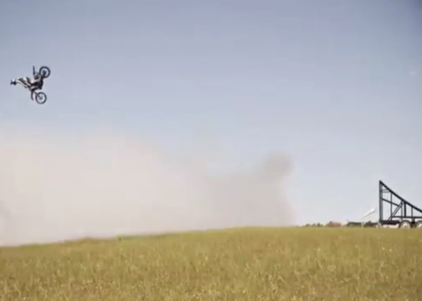 ���ʳɹ���Խ��ʻ�е�С�ͷɻ�