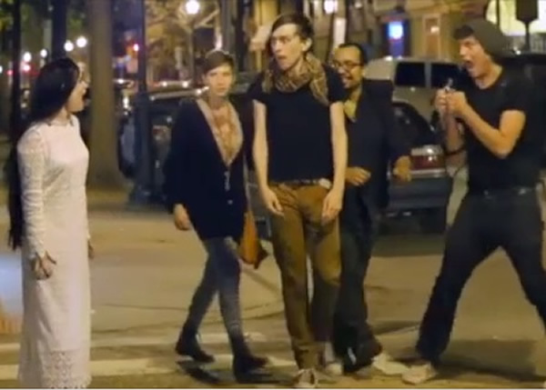 一班大男人被“女鬼”吓得失魂落魄