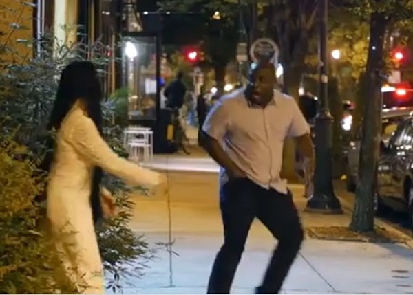 躲在草丛中的“女鬼”,一发现途人经过便会现身吓人。