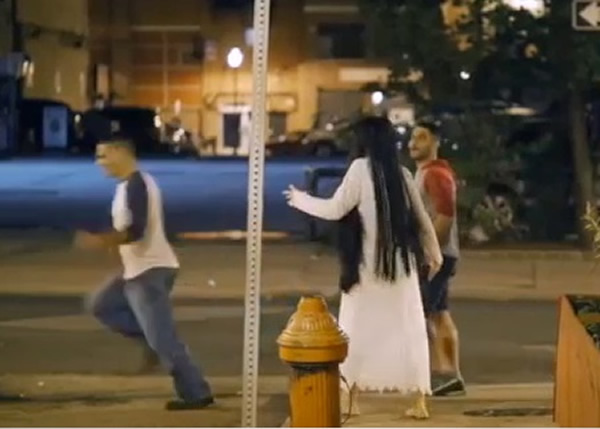 一名男途人(左)被吓得落荒而逃