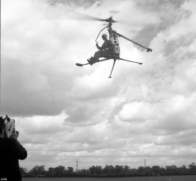 一位男子驾驶着单座旋翼机飞翔在半空中。