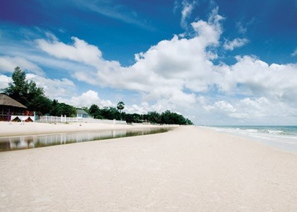 华欣的海滨沙滩是热门旅游地点