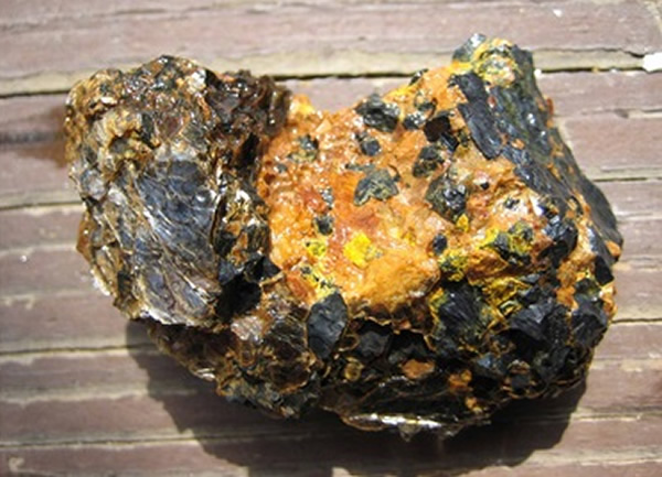 专家反驳,这只是政府储存核武的借口。图为铀矿物。