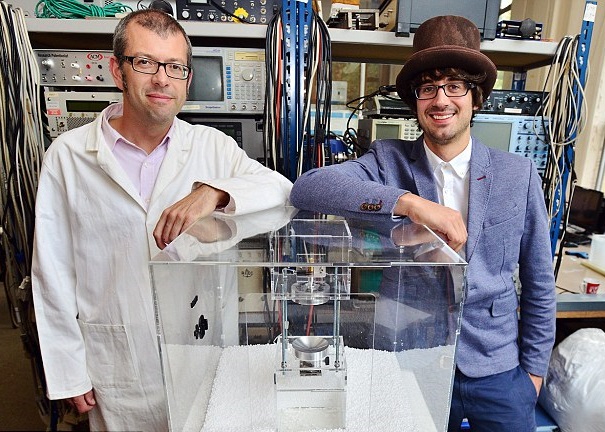 弗朗西斯(右)与德林克沃特(左),合作开发了“悬浮鸡尾酒”机器。