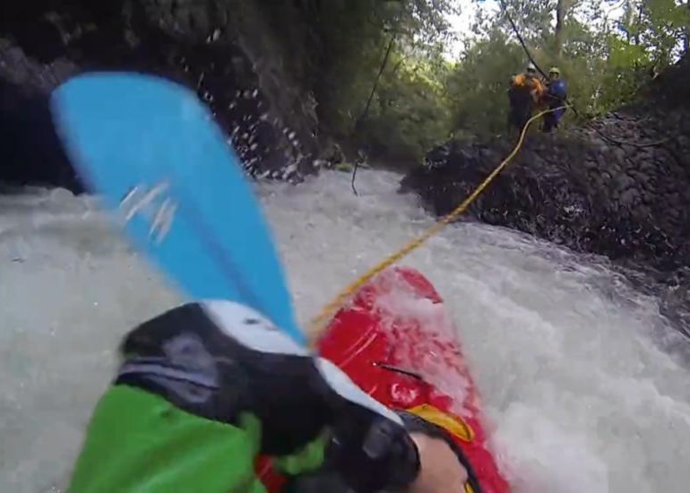 布雷茨拉夫要靠友人的丢下的绳子,才能顺利脱离独木舟。