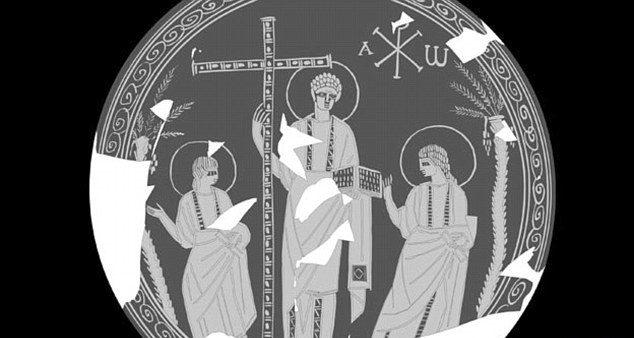 专家拆解玻璃碟中的耶稣(中)身穿托加长袍,身旁为其2名门徒。