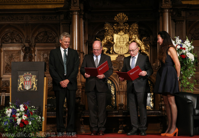挪威科技大学教授梅-布莱特-莫索尔(右)与丈夫爱德华-莫索尔(左)。