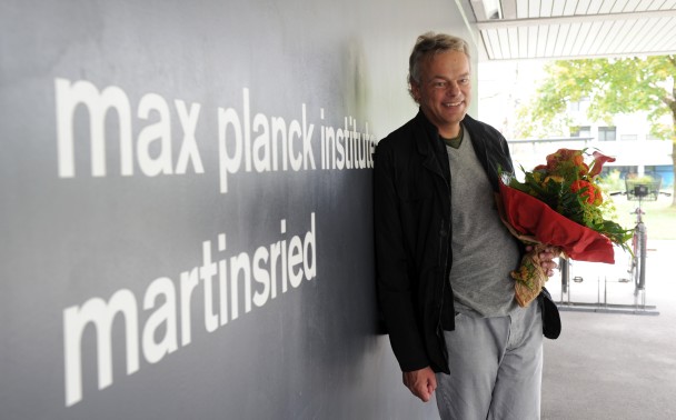 莫泽飞抵慕尼黑机场时,获送上鲜花。