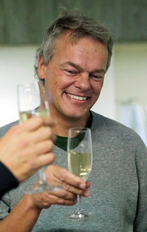 莫泽喝香槟庆祝