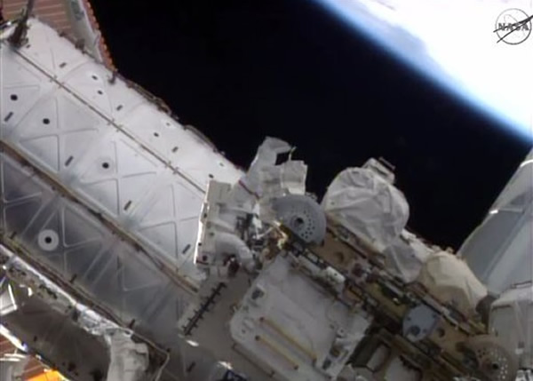 怀斯曼在国际太空站外进行修理工作