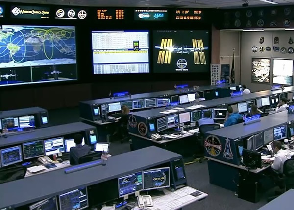 NASA直播整个太空漫步过程,连控制中心一举一动亦可看清。