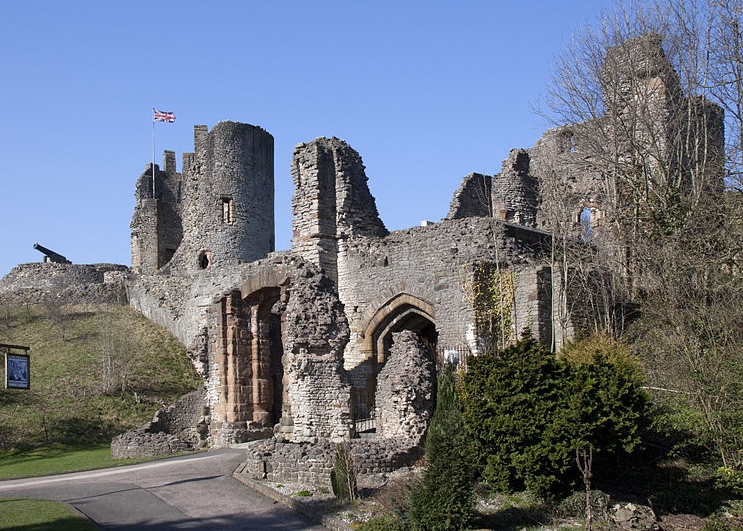 该名“女鬼”被指夙愿未了,一直在达德利古堡(图)“阴魂不散”。