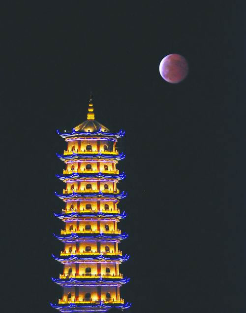 10月8日在江西省抚州市正觉寺拍摄的月全食